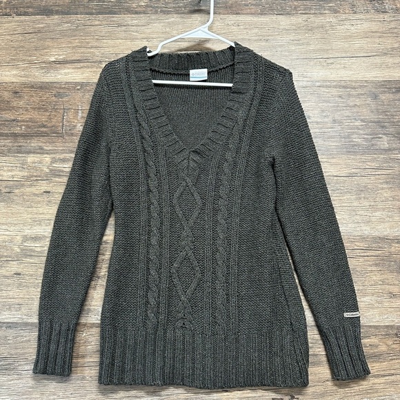 Columbia Gray V-Neck Sweater with Cable Knit Design - Picture 1 of 4